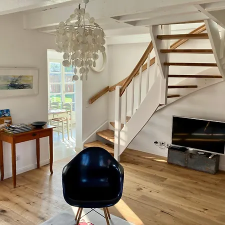 Haus Luesthuuske Holiday home Dornum